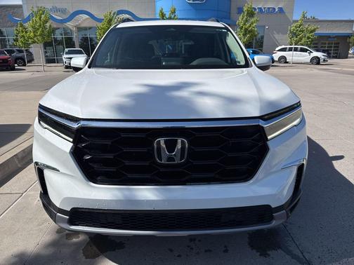 Platinum White Pearl 2024 Honda Pilot Touring 8-Passenger