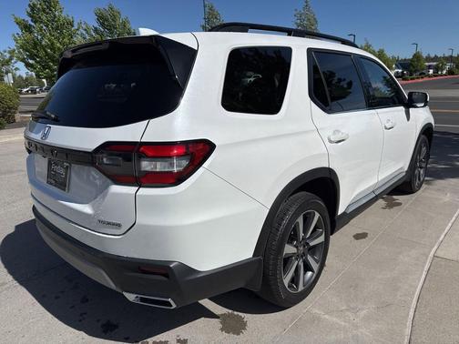 Platinum White Pearl 2024 Honda Pilot Touring 8-Passenger