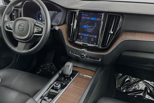 2023 Volvo XC60 B5 Plus Bright Theme