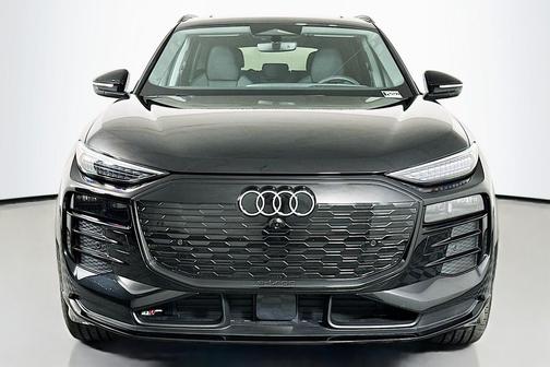 Mythos Black Metallic 2025 Audi Q6 e-tron Premium Plus