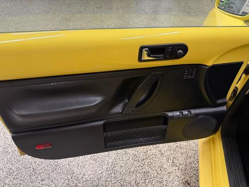 2009 Volkswagen New Beetle S