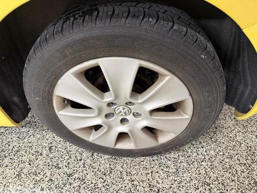 2009 Volkswagen New Beetle S