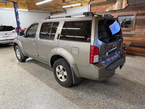 2005 Nissan Pathfinder SE