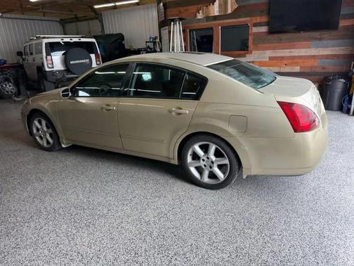 Gold 2004 Nissan Maxima SE