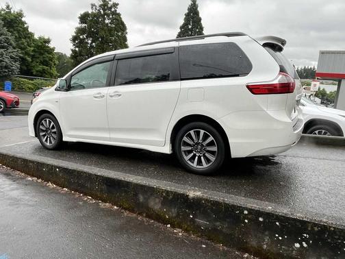 Blizzard Pearl 2019 Toyota Sienna XLE