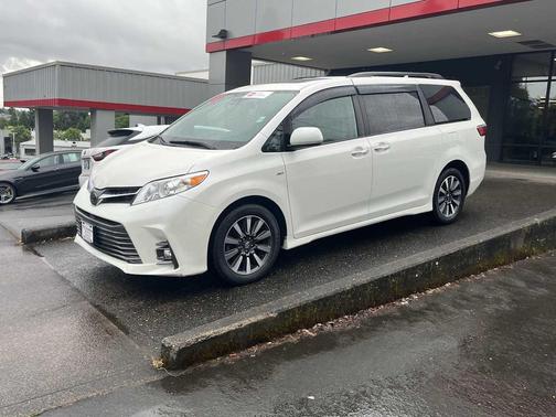 Blizzard Pearl 2019 Toyota Sienna XLE
