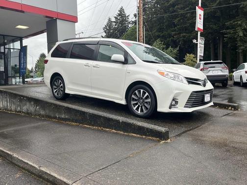 Blizzard Pearl 2019 Toyota Sienna XLE