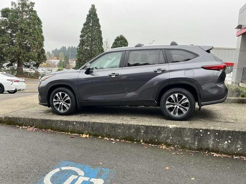 2023 Toyota Highlander Hybrid XLE