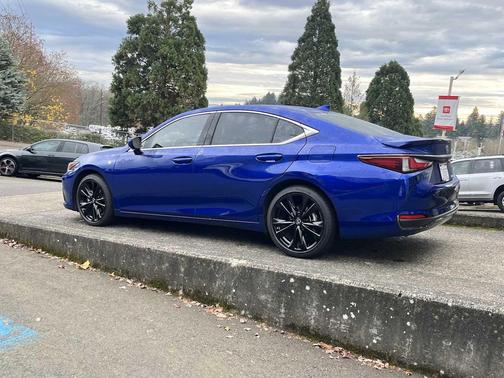 2024 Lexus ES 300h F SPORT Handling