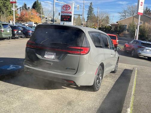 2022 Chrysler Pacifica Hybrid Touring L