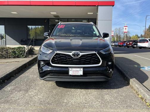 Midnight Black Metallic 2023 Toyota Highlander XLE