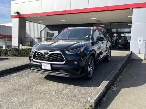 Midnight Black Metallic 2023 Toyota Highlander XLE