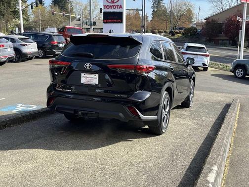Midnight Black Metallic 2023 Toyota Highlander XLE