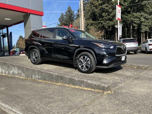 Midnight Black Metallic 2023 Toyota Highlander XLE