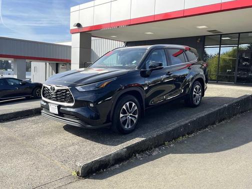 Midnight Black Metallic 2023 Toyota Highlander XLE