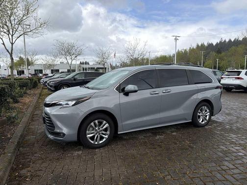 2023 Toyota Sienna Woodland Edition 7-Passenger