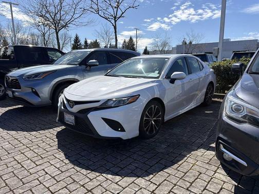 Super White 2019 Toyota Camry SE