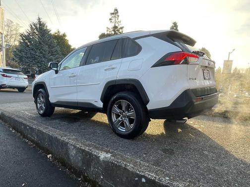 Ice Cap 2024 Toyota RAV4 Hybrid LE