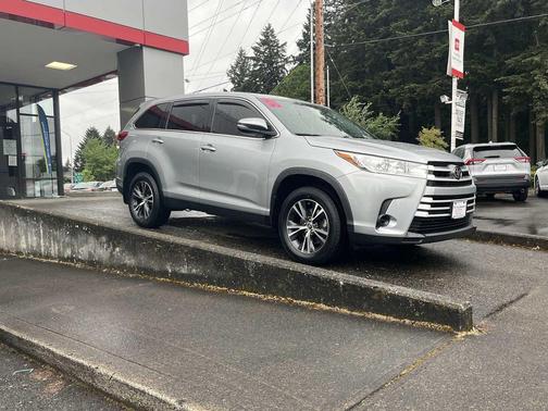 Celestial Silver Metallic 2019 Toyota Highlander LE