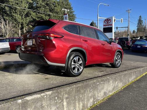 2022 Toyota Highlander Hybrid XLE
