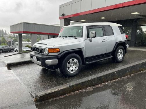 White/Titanium Metallic 2007 Toyota FJ Cruiser Base