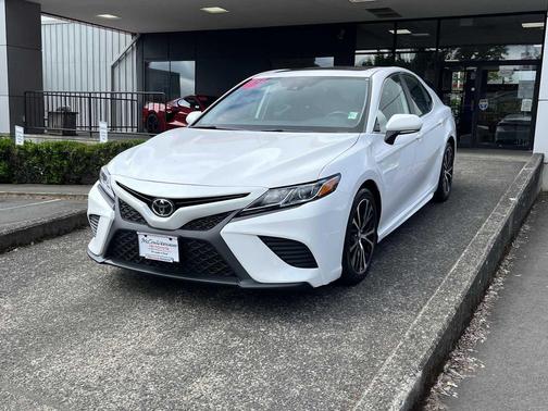 Super White 2019 Toyota Camry SE