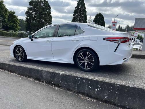 Super White 2019 Toyota Camry SE