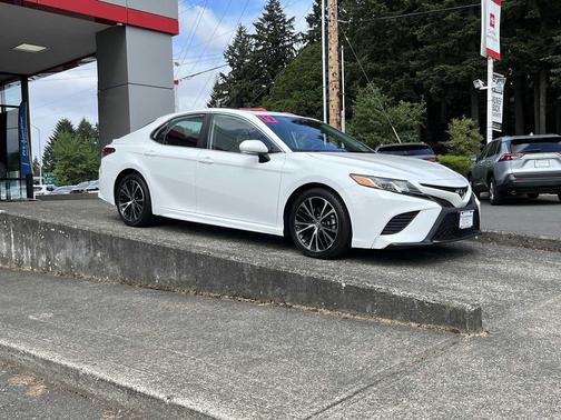 Super White 2019 Toyota Camry SE
