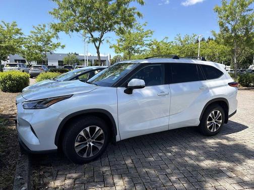 Wind Chill Pearl 2022 Toyota Highlander XLE