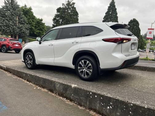 Wind Chill Pearl 2023 Toyota Highlander XLE