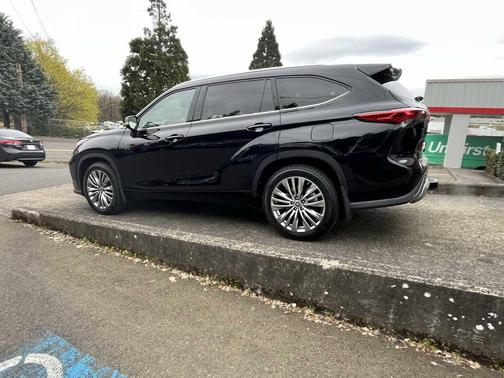 Midnight Black Metallic 2022 Toyota Highlander Platinum