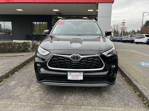 Midnight Black Metallic 2022 Toyota Highlander Platinum