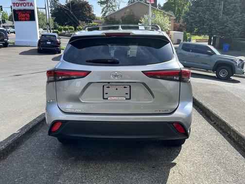 Celestial Silver Metallic 2023 Toyota Highlander XLE