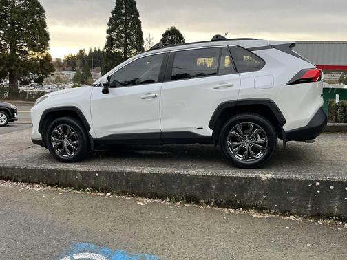 2022 Toyota RAV4 Hybrid XLE Premium