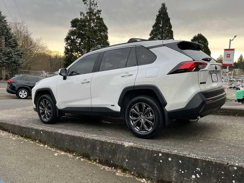 2022 Toyota RAV4 Hybrid XLE Premium