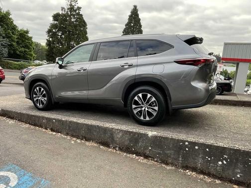 Heavy Metal 2025 Toyota Highlander Hybrid XLE