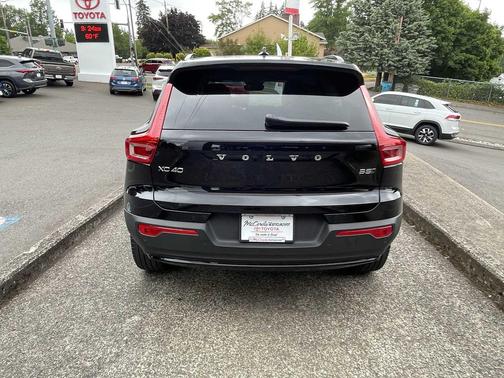 Onyx Black Metallic 2024 Volvo XC40 B5 Plus Dark Theme