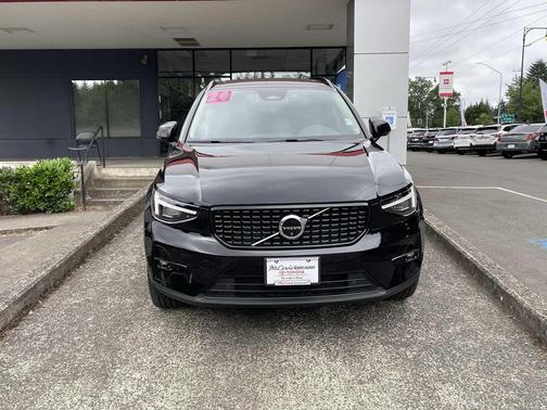 Onyx Black Metallic 2024 Volvo XC40 B5 Plus Dark Theme