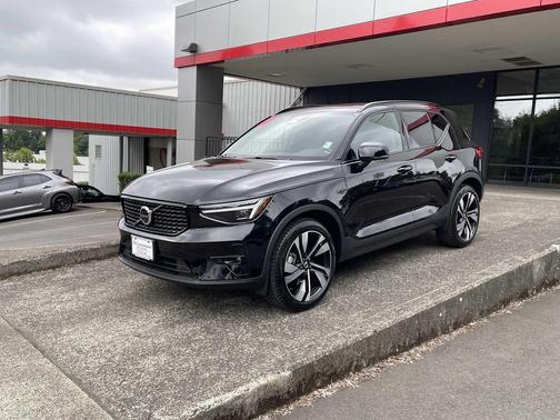 Onyx Black Metallic 2024 Volvo XC40 B5 Plus Dark Theme