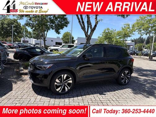 Onyx Black Metallic 2024 Volvo XC40 B5 Plus Dark Theme