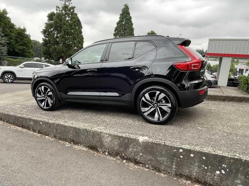 Onyx Black Metallic 2024 Volvo XC40 B5 Plus Dark Theme