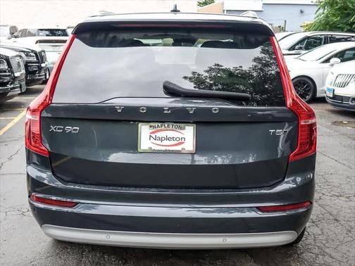 2022 Volvo XC90 T5 Momentum