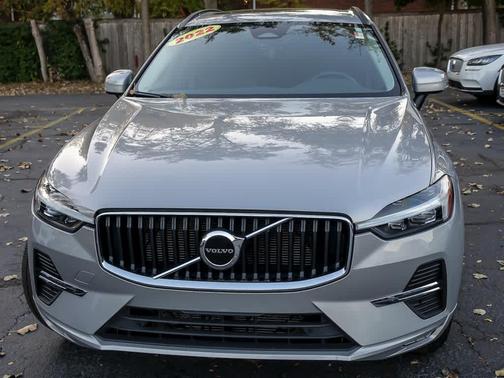 2022 Volvo XC60 B5 Momentum