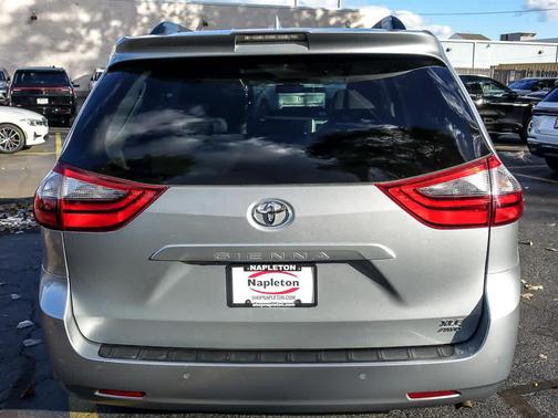 2020 Toyota Sienna XLE
