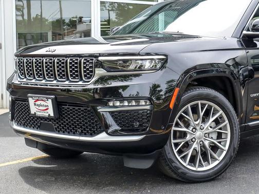 Diamond Black Crystal Pearlcoat 2022 Jeep Grand Cherokee Summit