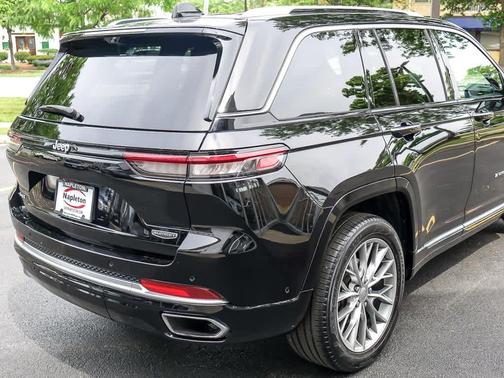 Diamond Black Crystal Pearlcoat 2022 Jeep Grand Cherokee Summit