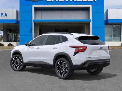 Summit White 2026 Chevrolet Trax FWD 2RS