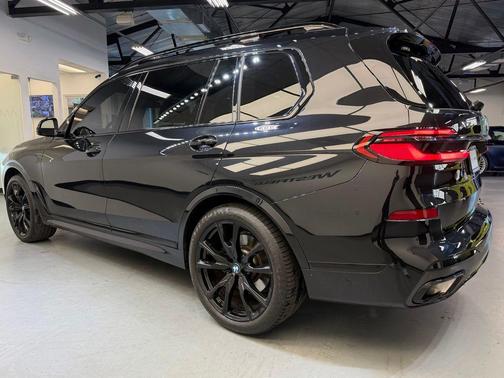 Black Sapphire Metallic 2024 BMW X7 xDrive40i