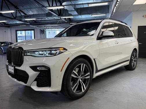 Mineral White Metallic 2022 BMW X7 xDrive40i