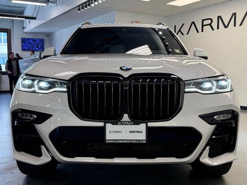 Mineral White Metallic 2022 BMW X7 xDrive40i